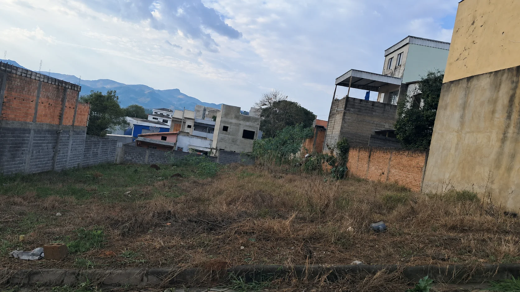 TERRENO Á VENDA EM CAMBUÍ, MG